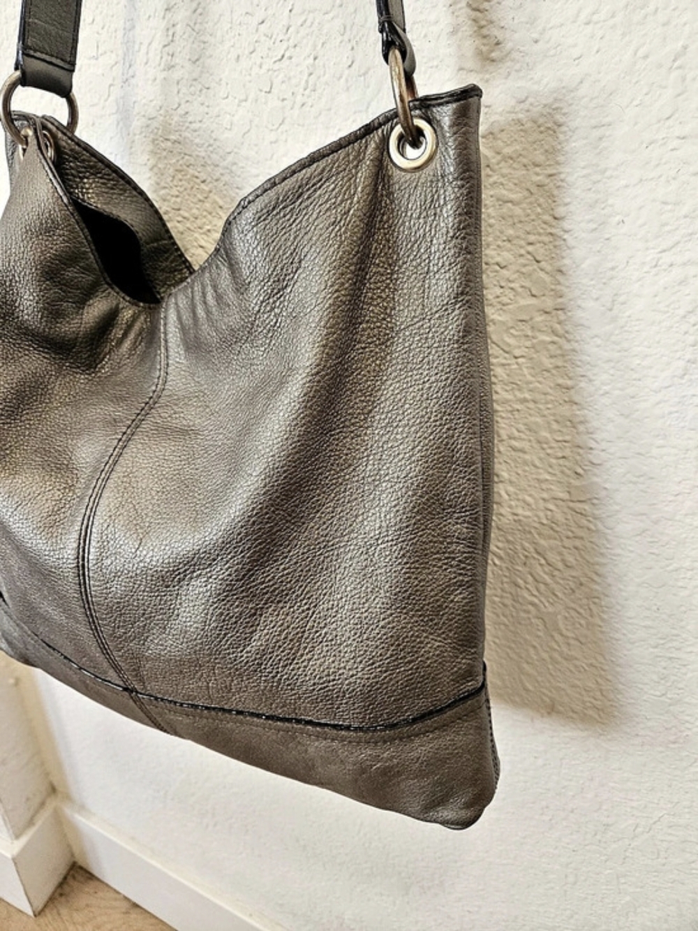 Vintage Banana Republic Metallic Pewter Silver Pebbled Leather Slouchy Hobo Bag - Picture 4 of 8